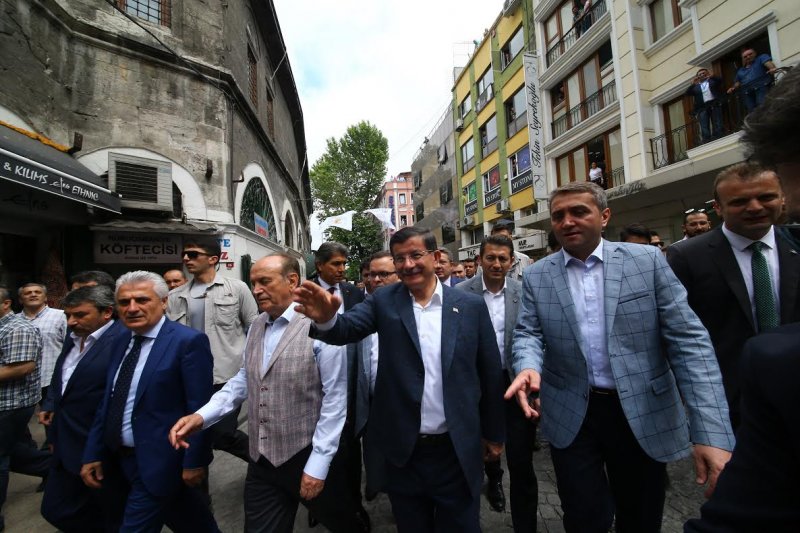 Davutoğlu İstanbul'da esnafı ziyaret etti