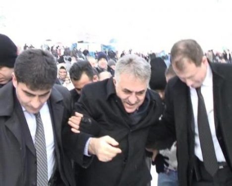 Bakan Yazıcı karda yürürken yere düştü