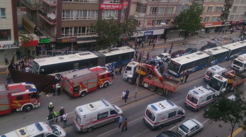 Ankara'da freni boşalan otobüs durağa girdi