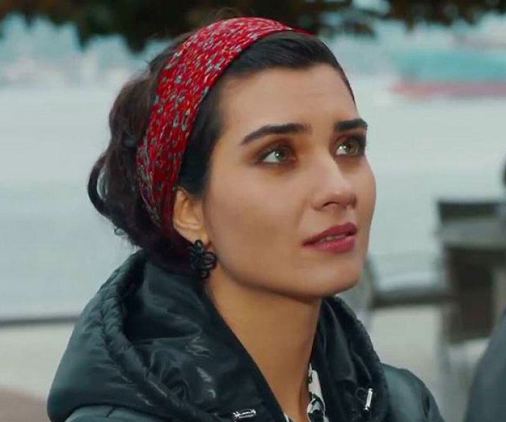 Tuba Büyüküstün çocuklarıyla okul yolunda