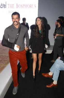 Burak Özçivit ve Ceylan Çapa defilede