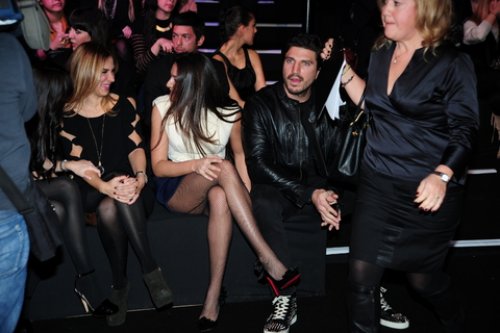 Eda Taşpınar IFV defilesinde bacak şovu yaptı