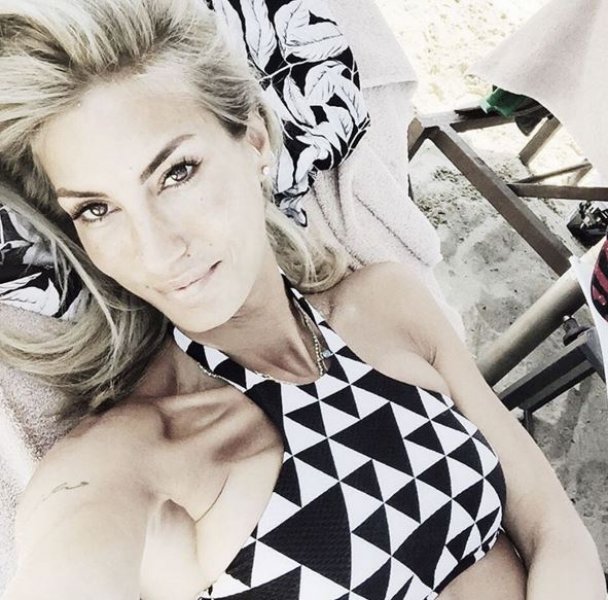 Çağla Şıkel çocuklarıyla Bebek turunda