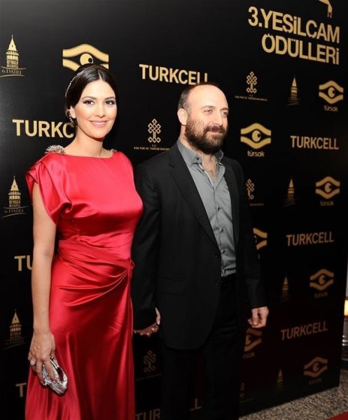 Bergüzar Korel ile Halit Ergenç tango dersi alıyor