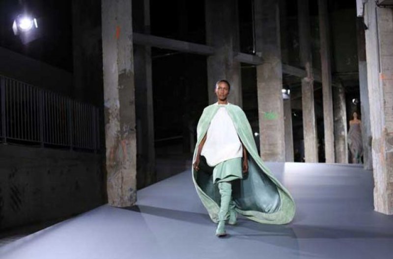 Rick Owens'in tartışma yaratan defilesi 