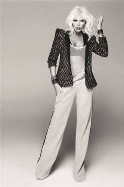 Ajda Pekkan kendi tasarladığı mayoları tanıttı 