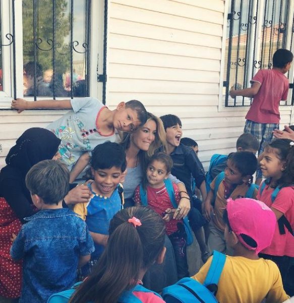 Gamze Özçelik kendini Afrikalı çocuklara adadı