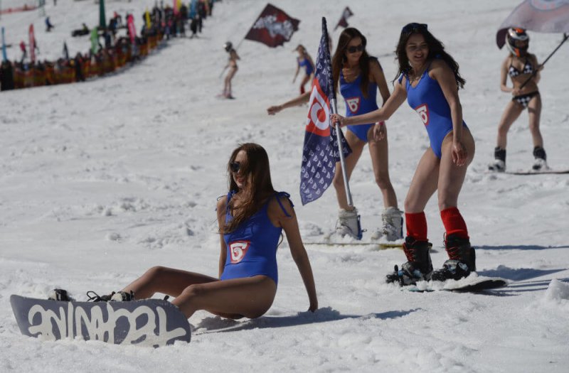 Rusya'da kar üstünde bikinili festival