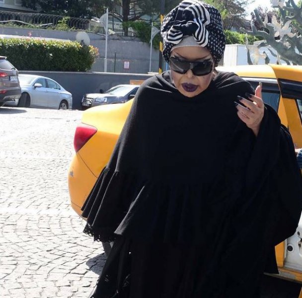 Bülent Ersoy gece yarısı dişçiye gitti