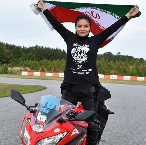 İranlı kadın motosikletçi yasakların kalkmasını istiyor