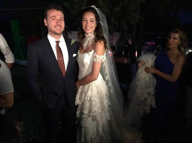 Azra Akın'dan mütevazı düğün 