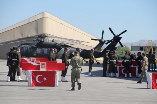 8 şehit için Van'da askeri tören