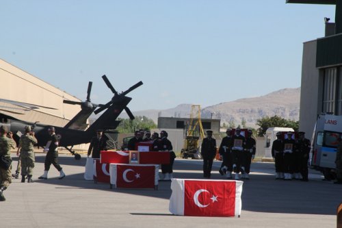 8 şehit için Van'da askeri tören