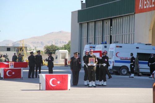 8 şehit için Van'da askeri tören