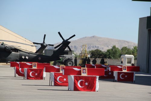 8 şehit için Van'da askeri tören