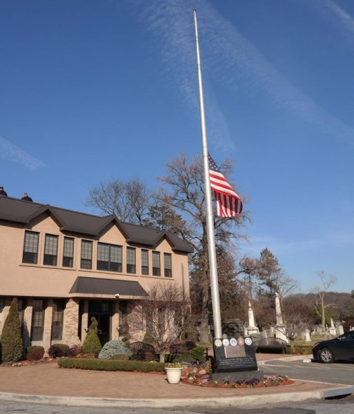 ABD'de öldürülen polisin cenazesine 20 bin kişi katıldı