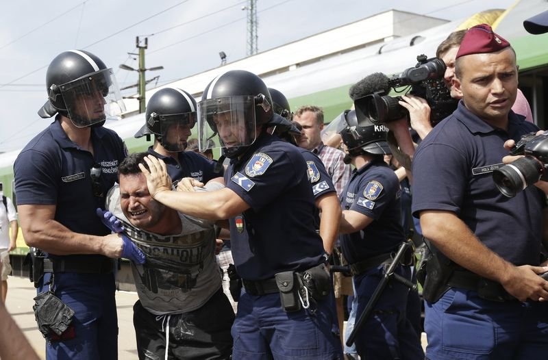 Macaristan'da mülteciler trenlere akın etti