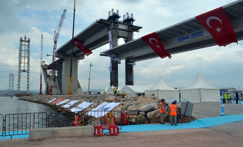 İzmit Körfez Geçiş Köprüsü'nün en ağır tabliyesi yerleştiriliyor