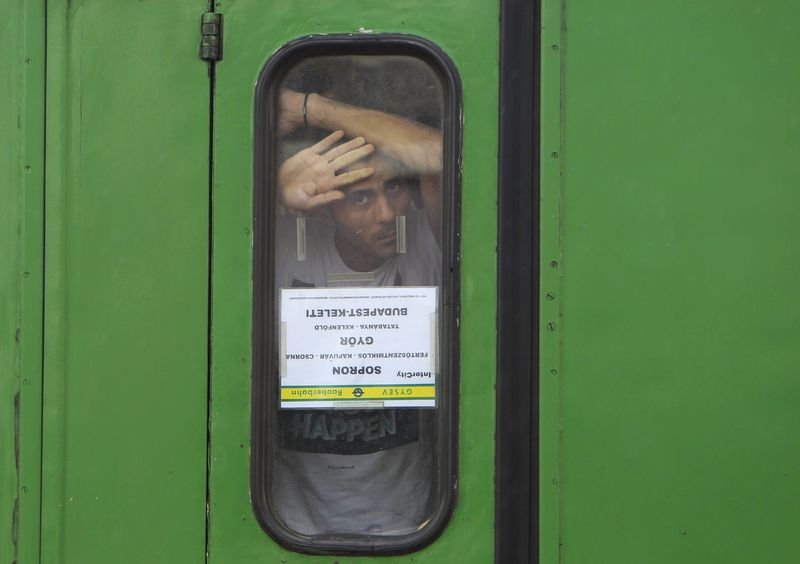 Macaristan'da mülteciler trenlere akın etti