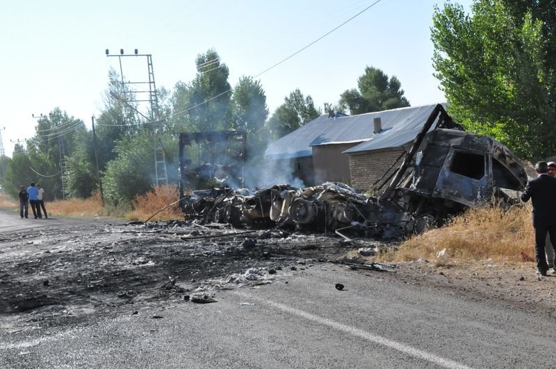 PKK Ağrı'da 3 tır ile 1 kamyonu yaktı