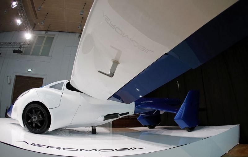 Avusturya'da uçan araba tanıtıldı