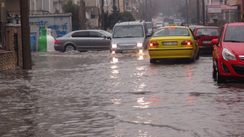Edirne'de sağanak yaşamı olumsuz etkiledi