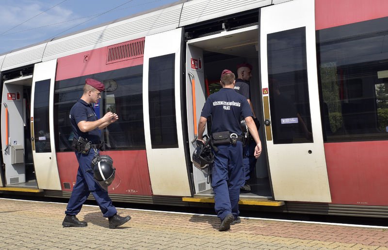 Macaristan'da mülteciler trenlere akın etti