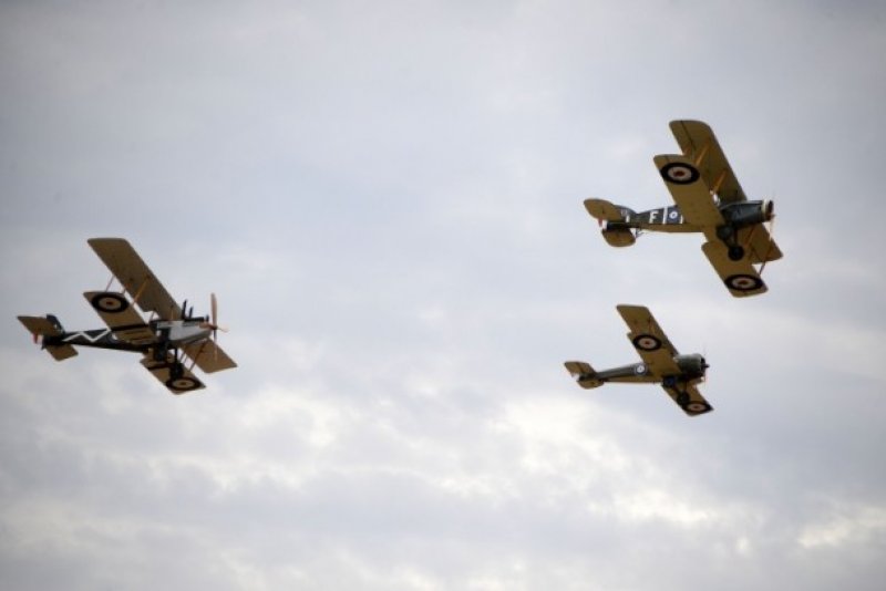 Akrobasi uçakları alev topları arasında nefes kesti