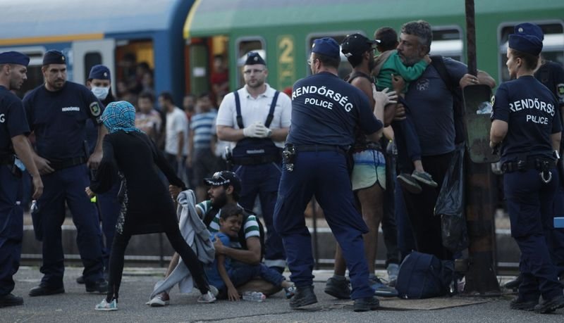 Macaristan'da mülteciler trenlere akın etti