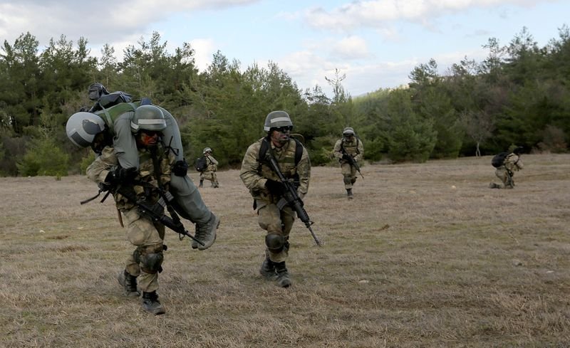 TSK'nın özel timinden nefes kesen görüntüler