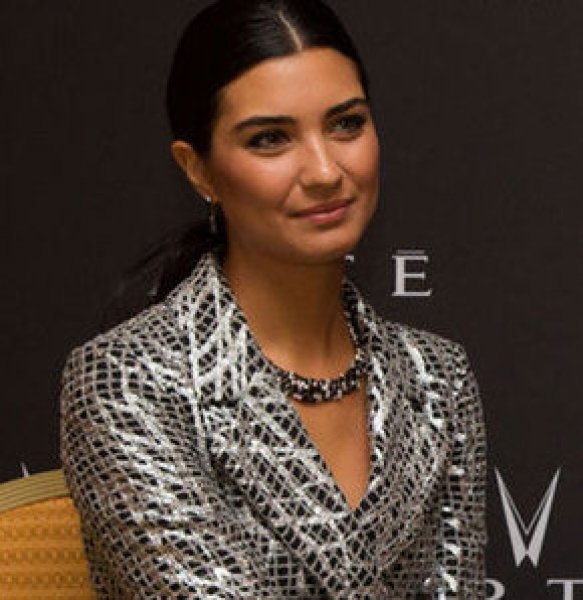 Güzel oyuncu Tuba Büyüküstün'ün takipçileri artıyor 