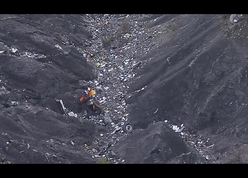 Alpler'de paramparça olan uçağın enkazından fotoğraflar
