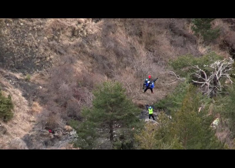 Alpler'de paramparça olan uçağın enkazından fotoğraflar