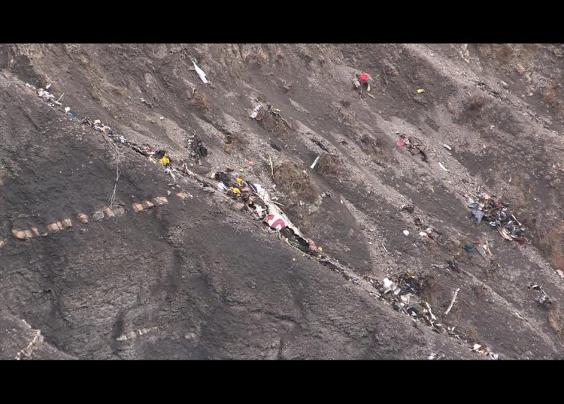 Alpler'de paramparça olan uçağın enkazından fotoğraflar