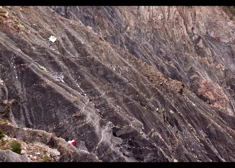 Alpler'de paramparça olan uçağın enkazından fotoğraflar