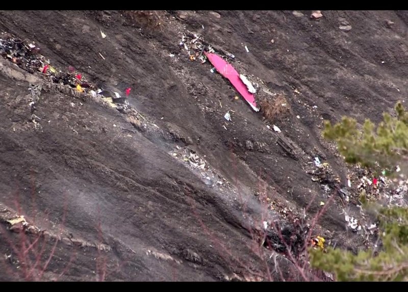 Alpler'de paramparça olan uçağın enkazından fotoğraflar