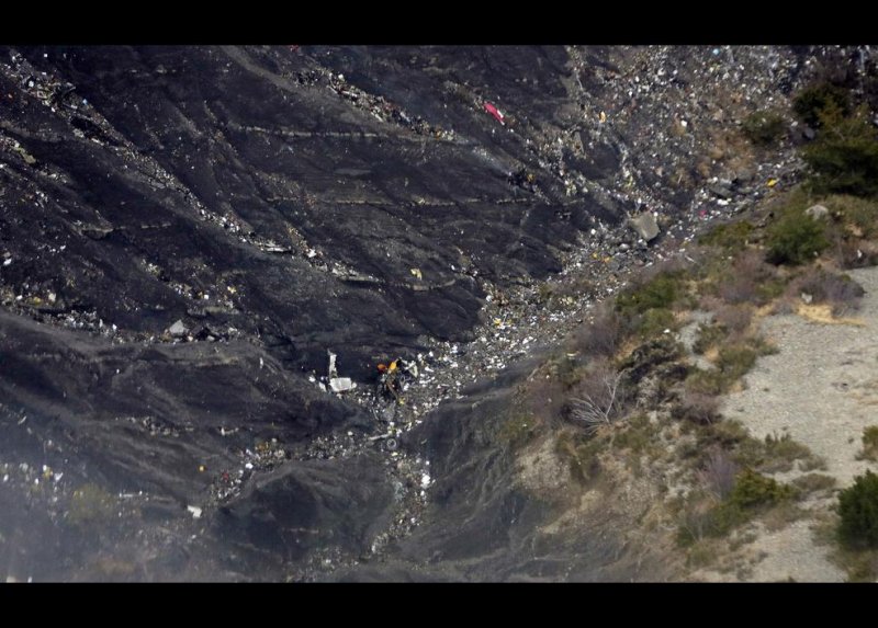 Alpler'de paramparça olan uçağın enkazından fotoğraflar