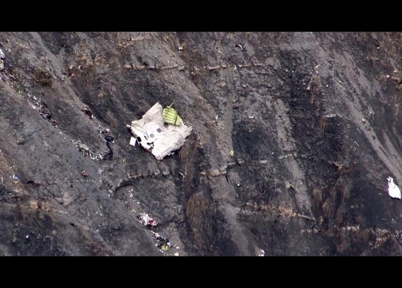 Alpler'de paramparça olan uçağın enkazından fotoğraflar