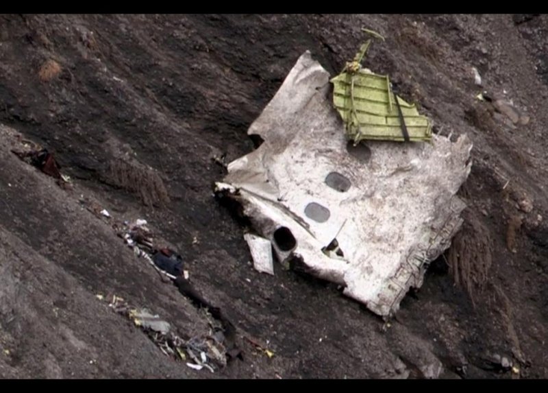 Alpler'de paramparça olan uçağın enkazından fotoğraflar