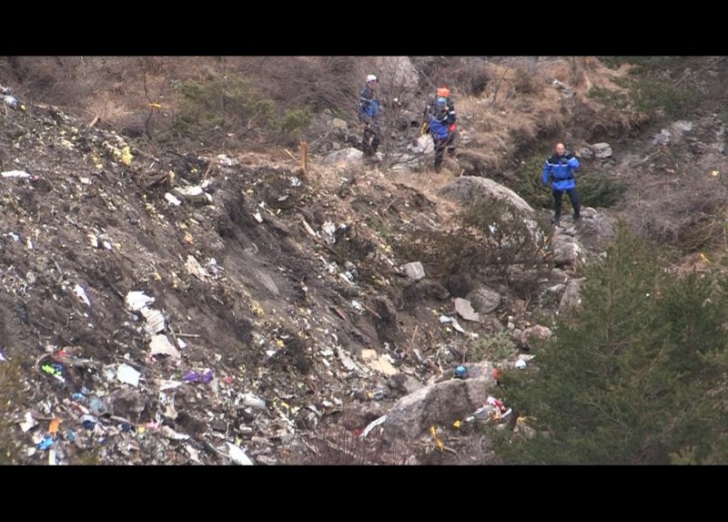 Alpler'de paramparça olan uçağın enkazından fotoğraflar