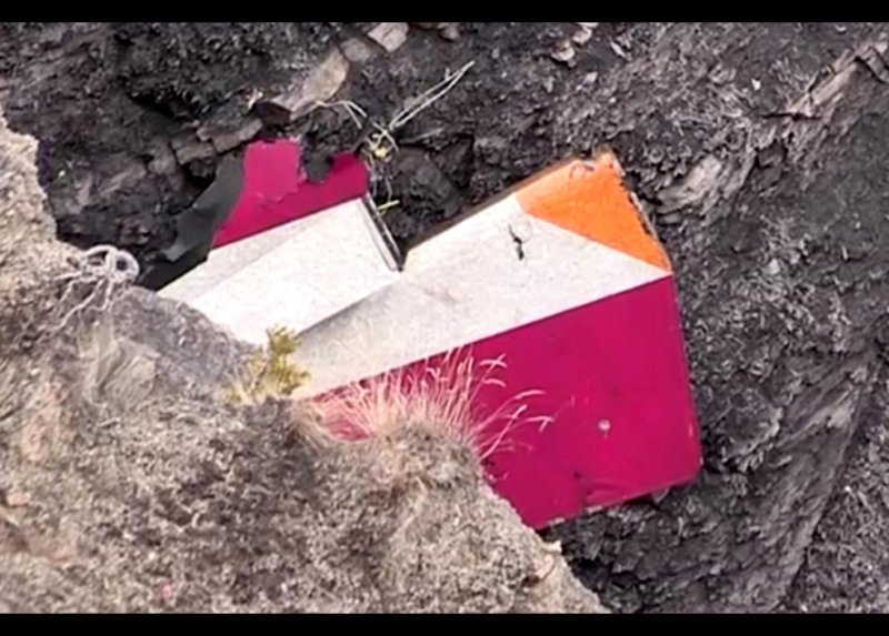 Alpler'de paramparça olan uçağın enkazından fotoğraflar