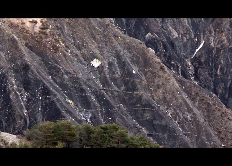 Alpler'de paramparça olan uçağın enkazından fotoğraflar