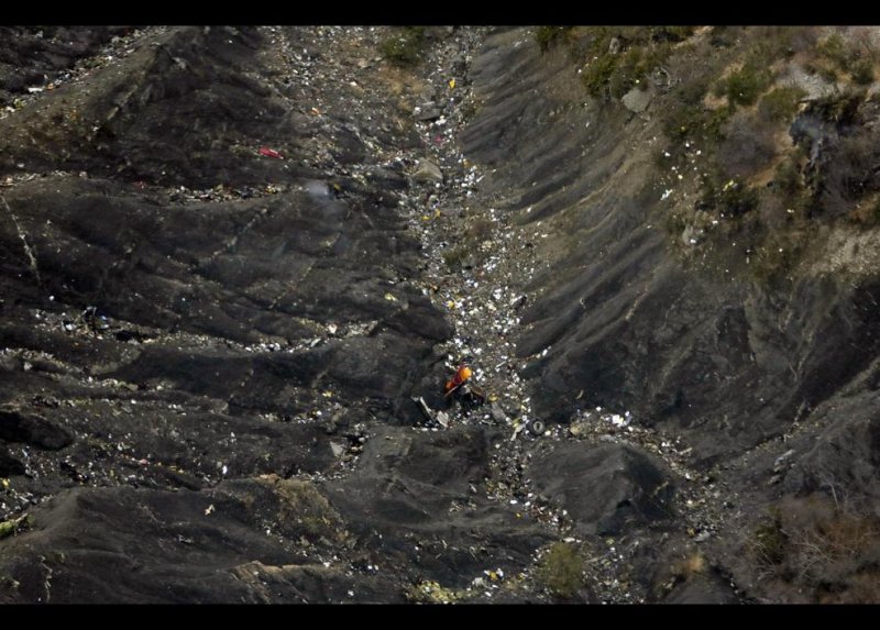 Alpler'de paramparça olan uçağın enkazından fotoğraflar
