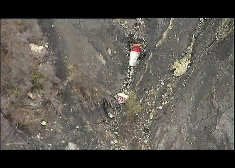 Alpler'de paramparça olan uçağın enkazından fotoğraflar