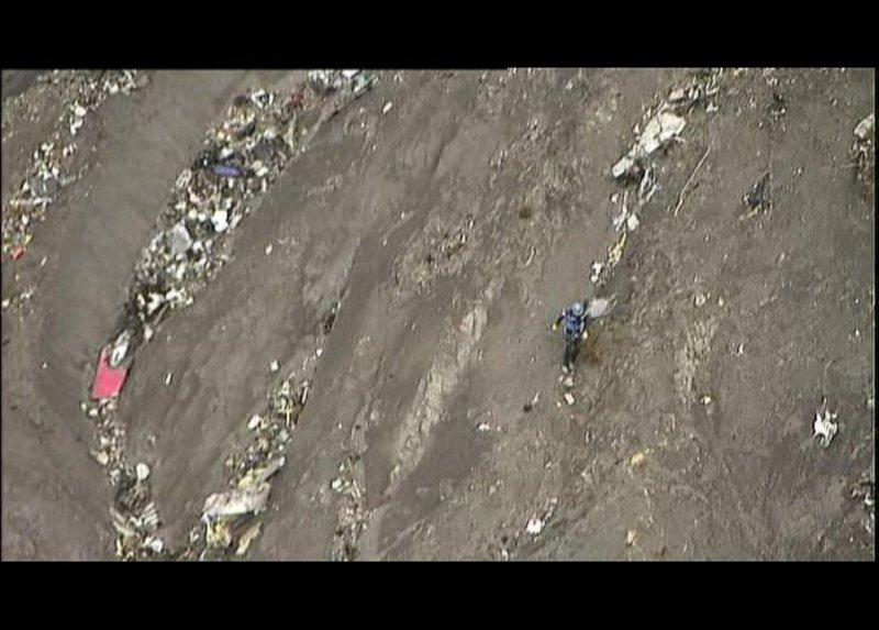 Alpler'de paramparça olan uçağın enkazından fotoğraflar