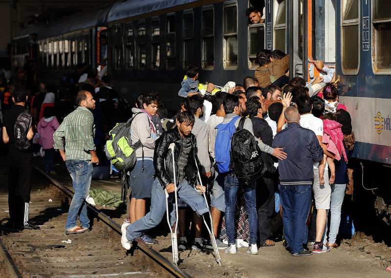 Macaristan'da mülteciler trenlere akın etti