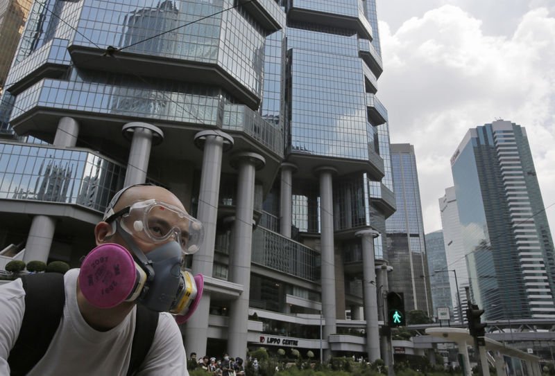 Hong Kong'da halk demokrasi için sokağa döküldü