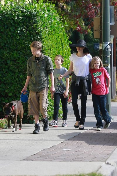 Angelina Jolie çocuklarıyla birlikte görüntülendi
