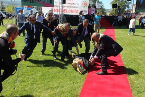 Devlet Bahçeli halıya takılıp düştü