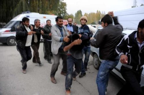 Yardım dağıtımında izdiham çıktı